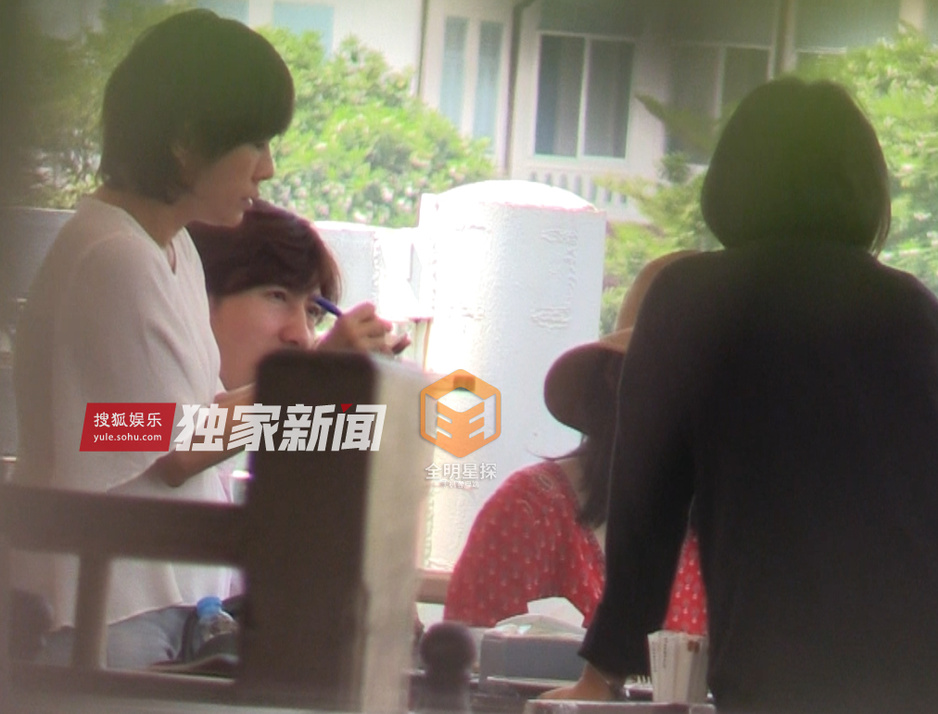 独家：白百何泰国幽会帅哥 贴面喂食泳池边嬉戏