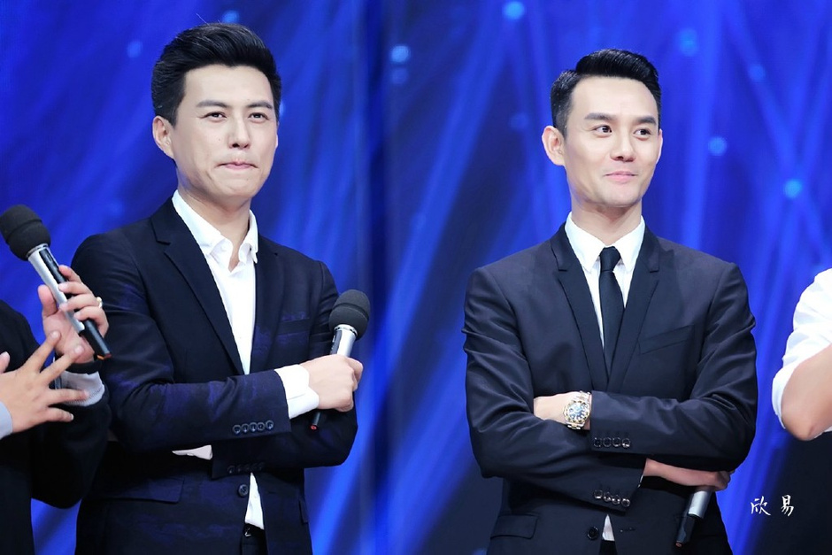 师兄弟同框 王凯靳东录节目动作表情神同步