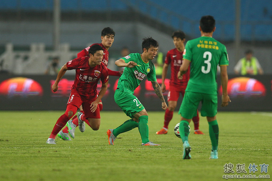 高清图:国安0-0战平上港 杨智神勇扑点激情怒吼