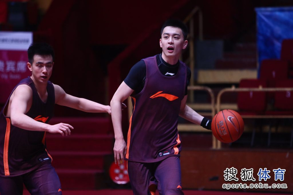 高清:辽宁备战杨鸣帅气传球 赵继伟挂筐秀肌肉