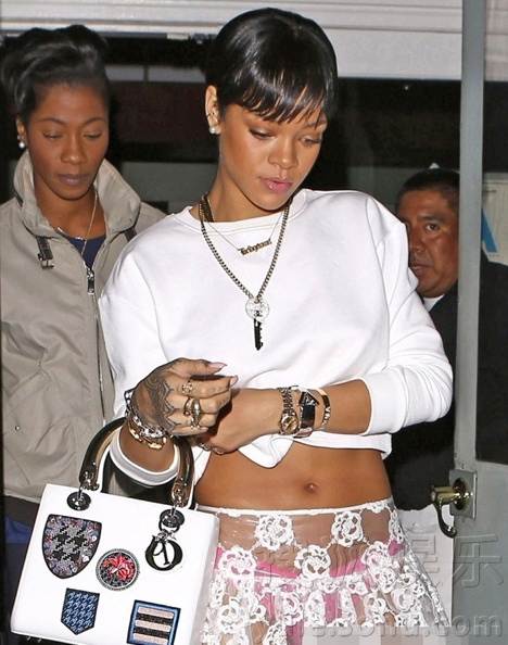 蕾哈娜衣着大胆遭猛窥 <em>蕾丝</em>透视裙秀<em>粉红内裤</em>