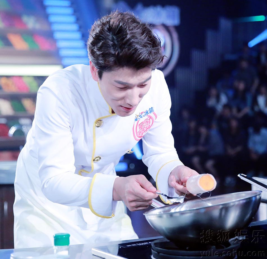 《星厨驾到》张亮问鼎冠军 美食战士诠释平凡