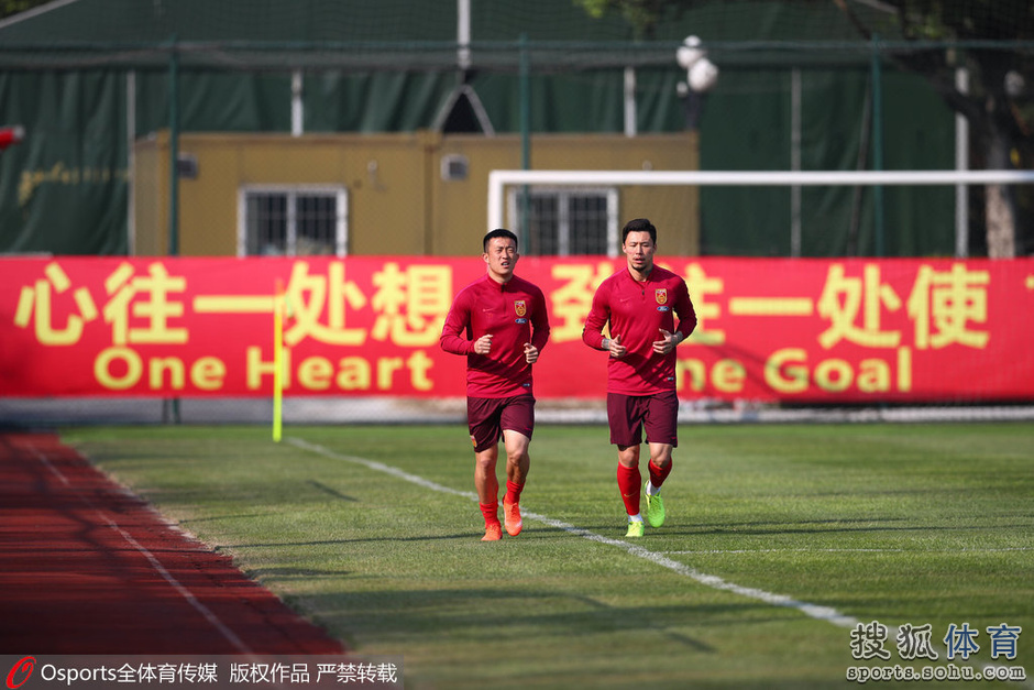 高清:国足训练里皮精神矍铄 防线二将慢跑恢复