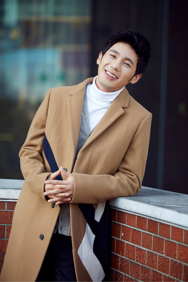 白宇冬日街头写真 长腿欧巴尽显温暖气息-娱乐