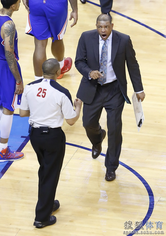 篮球双手抱球被抢断算不算犯规