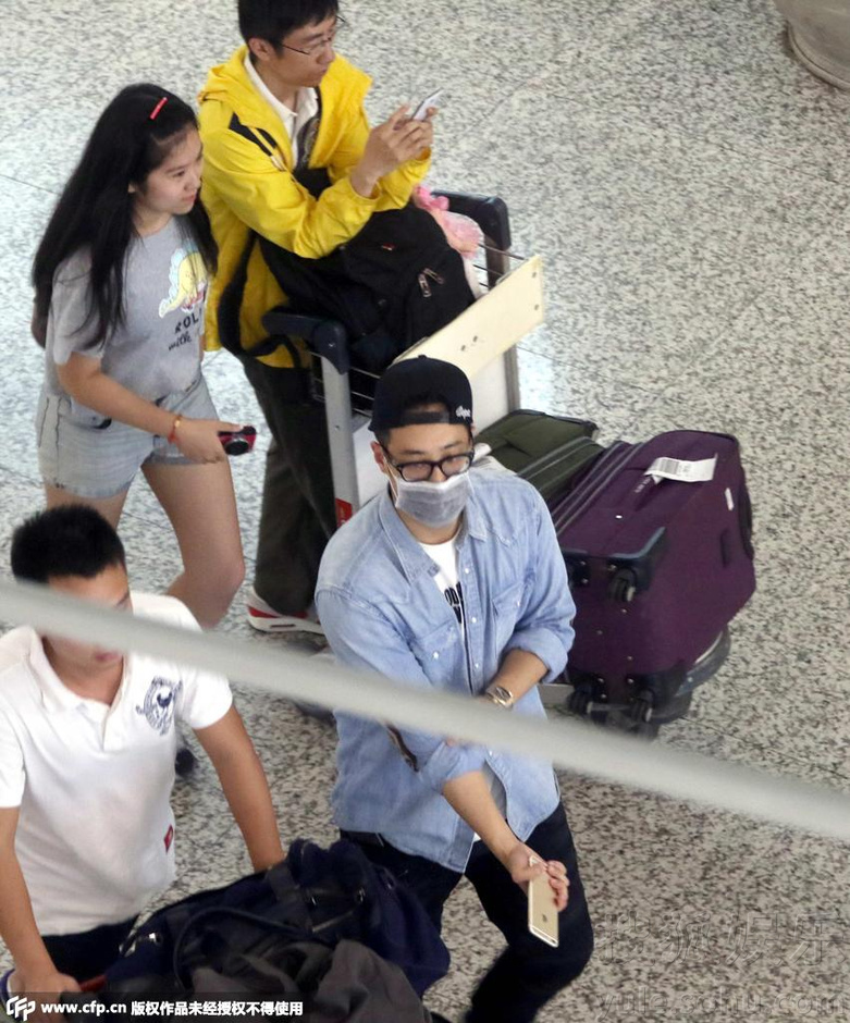 潘玮柏现身无人识 与文章马伊琍同出门无交流