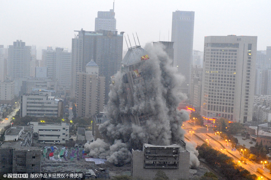  西安118米 高楼 爆破 拆除 15秒内断成三截-新闻