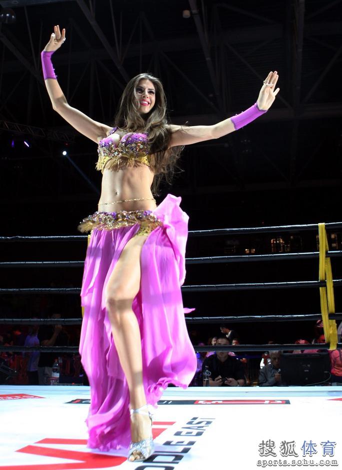 高清:武林风<em>迪拜</em>站现场 <em>美女</em>擂台起舞性感多姿