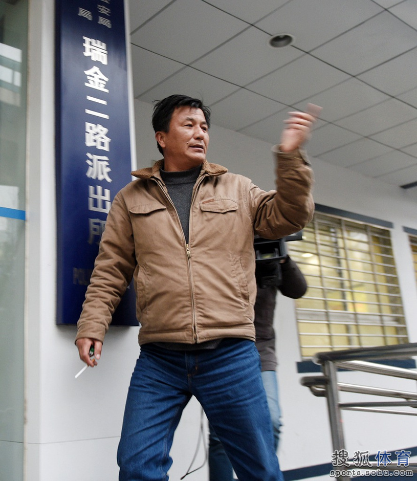 高清:高峰打人事件目击者现身 遭媒体记者围堵