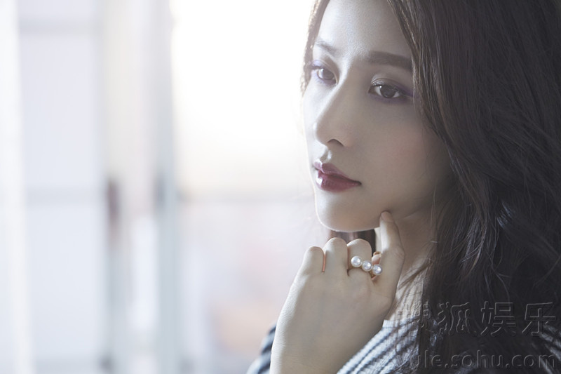 贾青最新魅力写真大片 散发气质优雅女人味