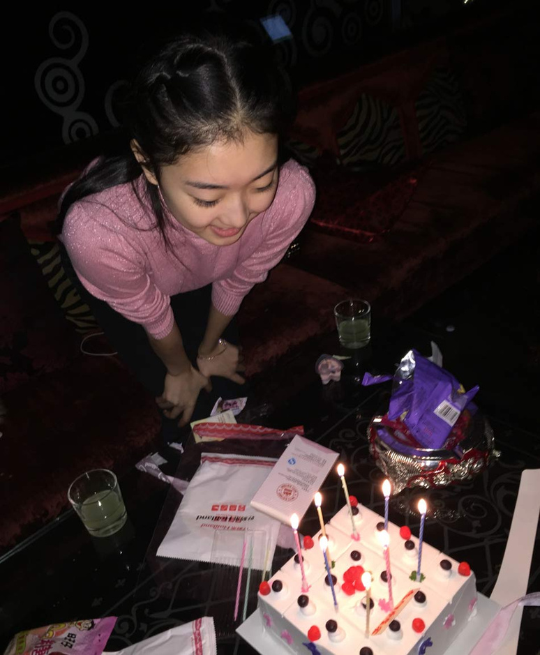 近日,花滑萝莉李子君在微博晒出了庆祝18岁生日的照片,并写道:今天起我也是个大人了不再是小盆友了(好桑心)哈哈,希望今后的一切,都会越来越顺利,Happy birthday to me。李子君还在微博晒出了与母亲的合影,并感慨母爱的伟大:儿的生日娘的苦日,我永远不会忘记18年前的这一刻是麻麻最最痛苦的一刻!18年后的这一刻会是麻麻最最幸福的一刻嘛?