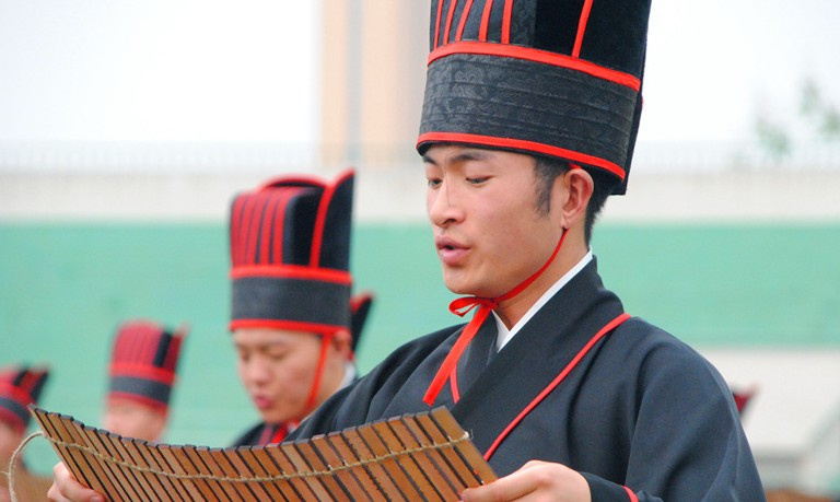 西安高校文化节举办<em>成人礼</em> 学生男扮<em>女装</em>起舞