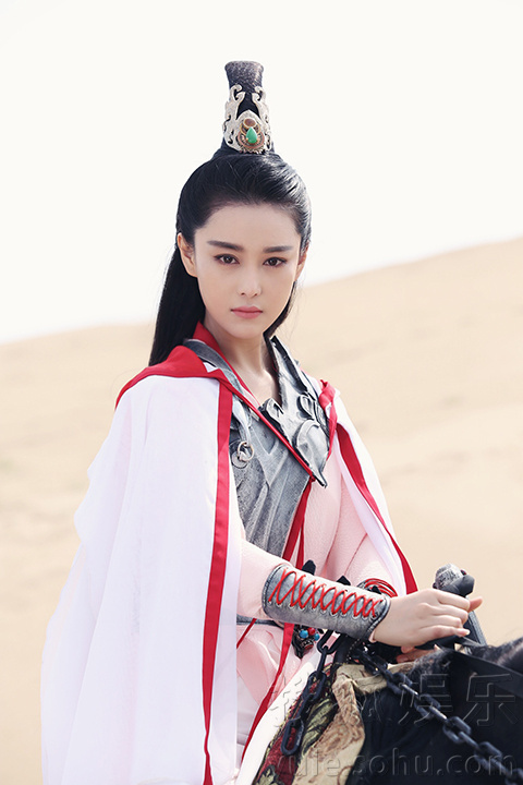 张馨予新剧再曝新造型 女红妆难掩眉间英气