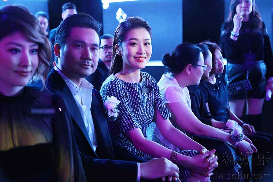 周丽淇出席活动 与宋承宪“情侣装”很登对