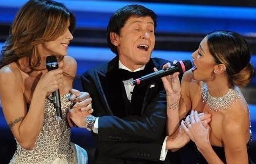 男人摸女人胸就是要稳准狠