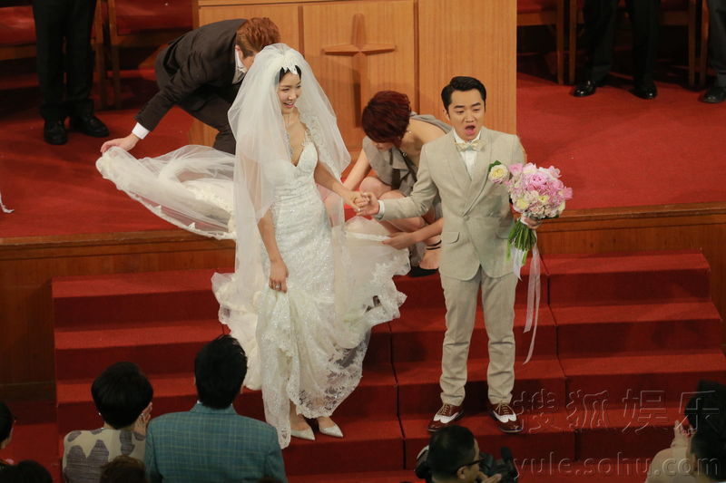 王祖蓝李亚男举行婚礼 现场甜蜜拥吻新娘