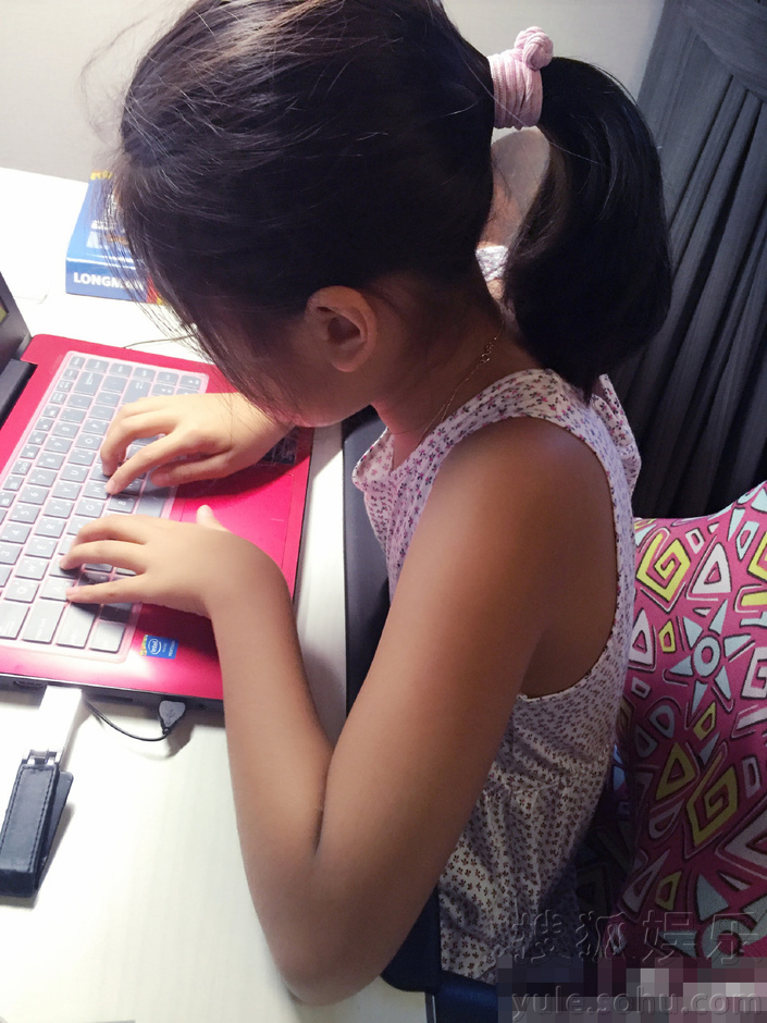  贾静雯41岁生日 晒一对女儿 感恩珍惜眼前_扬子