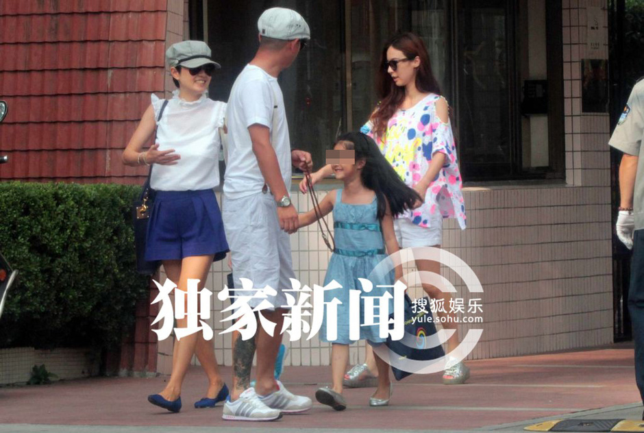  文章 马伊璃接 女儿 放学 一家三口齐亮相_