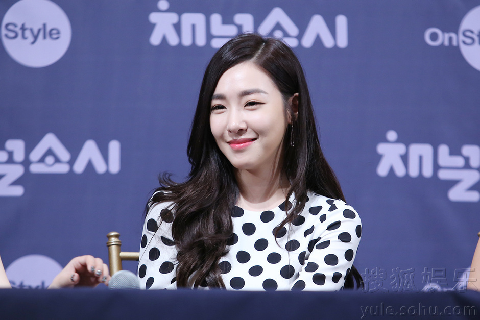 <em>少女时代团综</em>举行发布会 成员拍照搞怪可爱(组