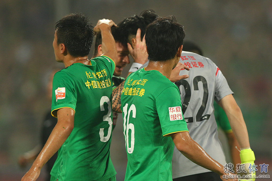 高清图:国安0-0战平上港 杨智神勇扑点激情怒吼