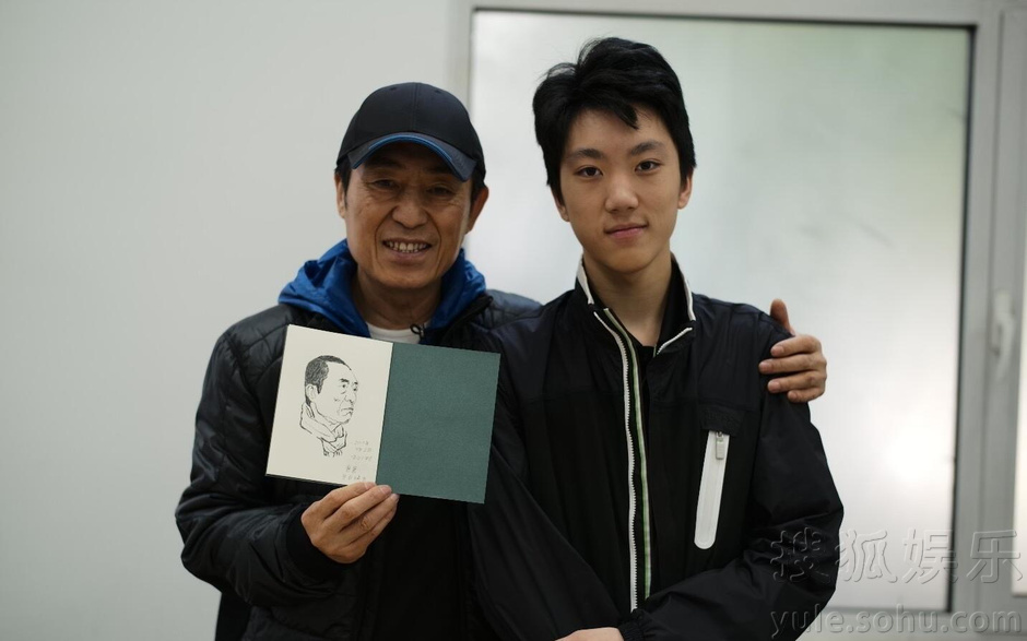 陈婷携儿女为张艺谋庆67岁生日 一家五口合照