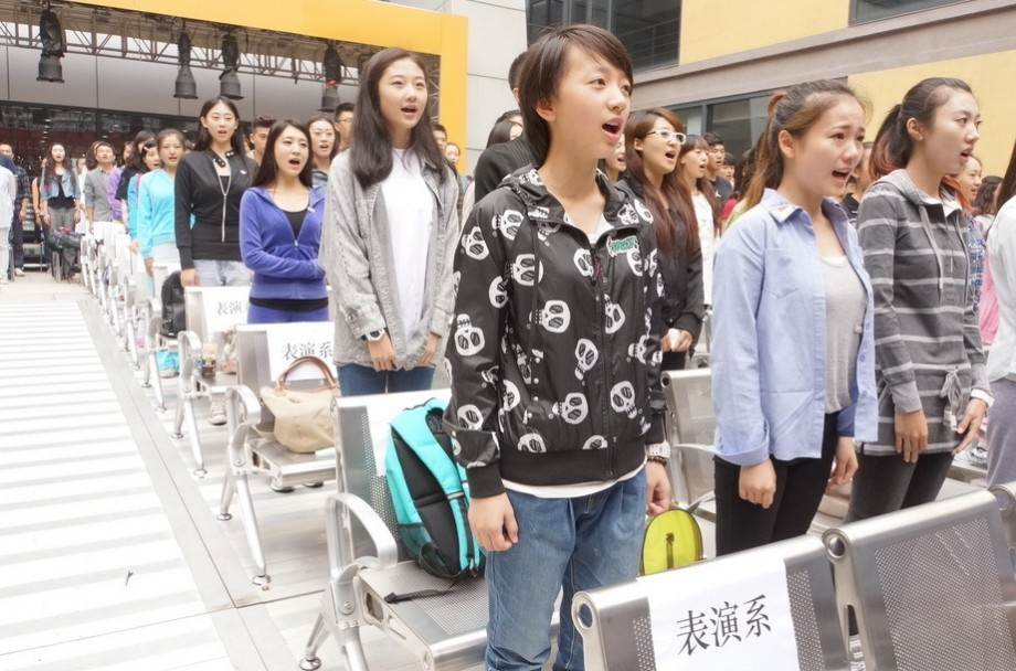 中戏新生开学典礼 萌妹子<em>嫩帅哥</em>素颜入校-娱乐