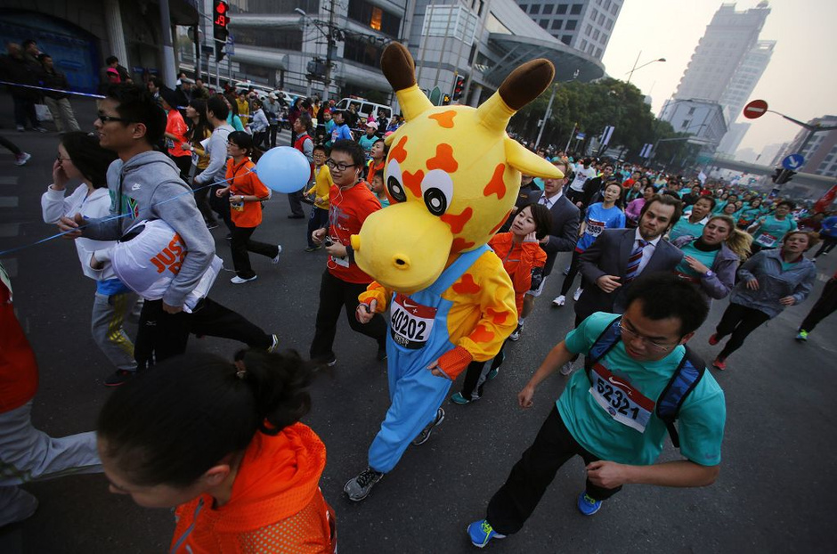 高清:上海马拉松选手怪装扮 圣诞树大黄牛上阵