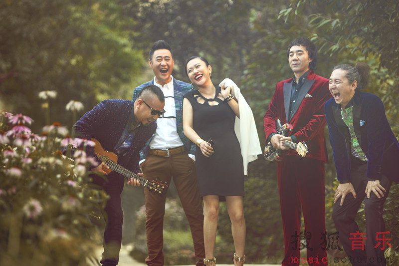 零点<em>乐队</em>秋日写真曝光 萌叔<em>辣妹</em>温暖回归7171