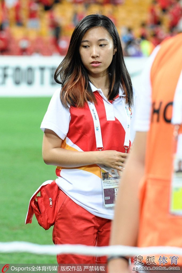 <em>亚洲</em>杯14日<em>美女</em>汇总:清纯妹惊为天人 胸<em>插</em>国旗