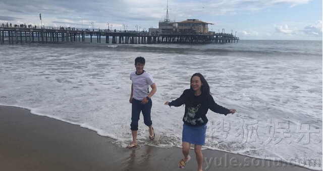 霍思燕与杜江玩躲海浪 娇嗔老公太笨弄湿裤子