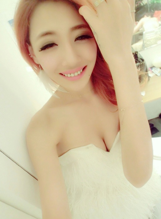 恒大后卫纹身高调示爱 <em>妖艳女友</em>频秀事业线(图