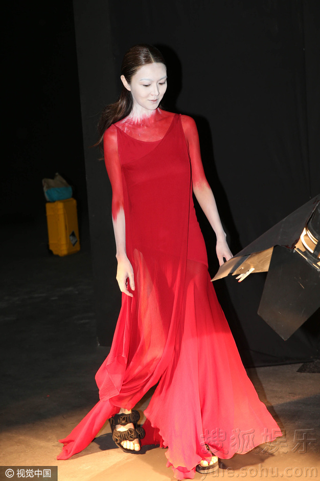 薛凯琪白脸红衣扮女鬼 捂脸避镜头害羞见人