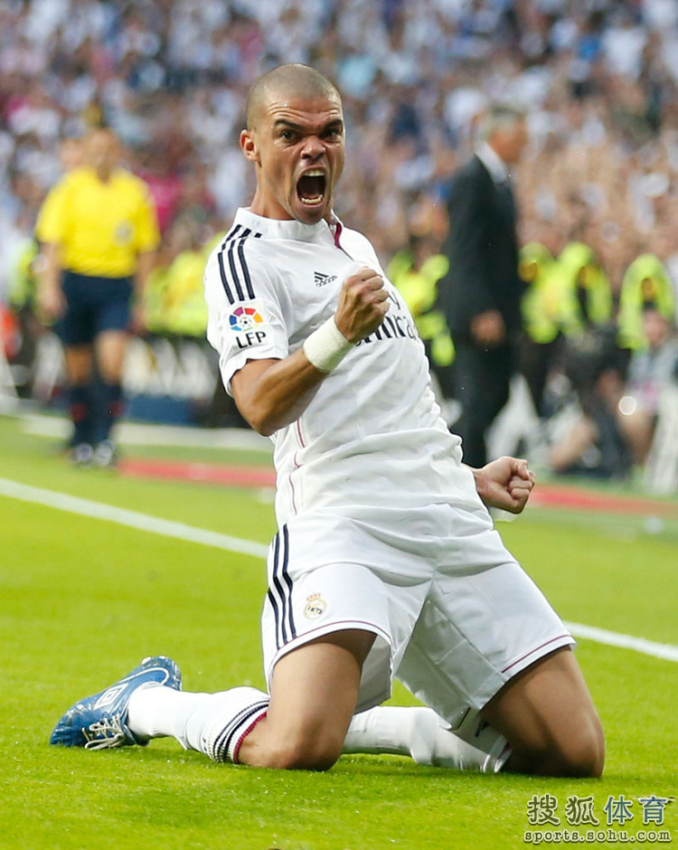 高清图:C罗展翅翱翔梅西低落 佩佩滑跪霸气十