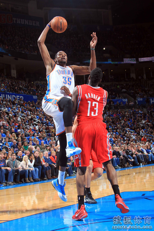 科比投篮压腕手型图解_科比个人收入压詹皇