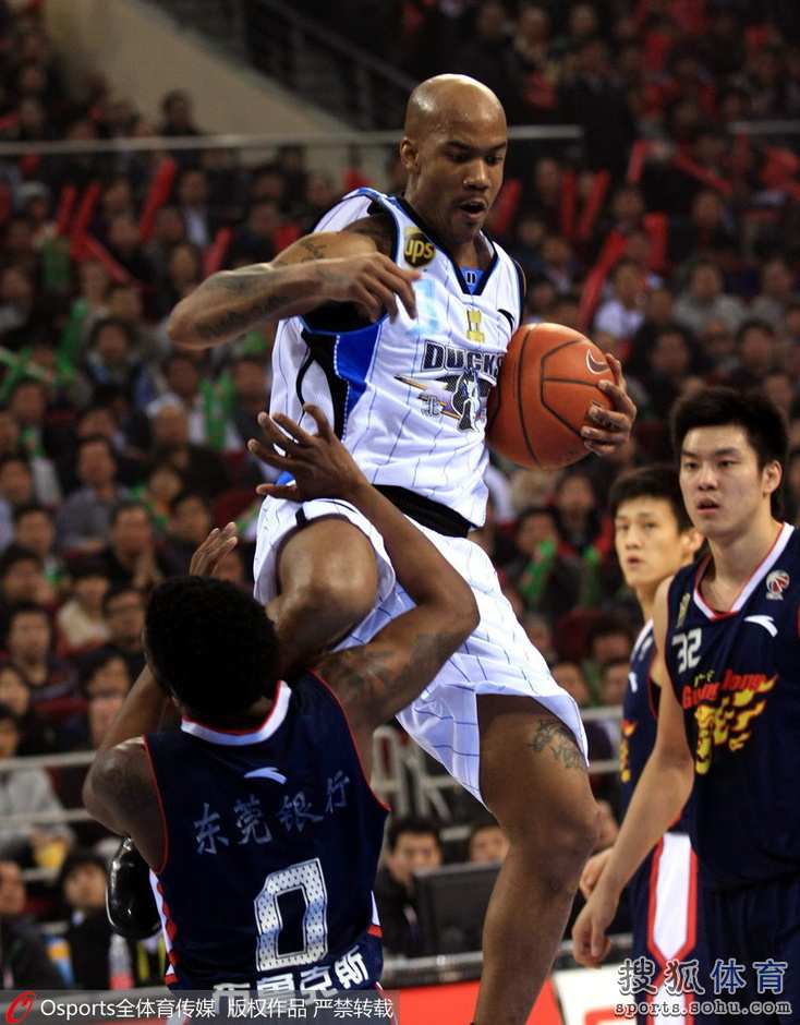 高清:京粤大战火爆瞬间 马布里苏伟互飙垃圾话