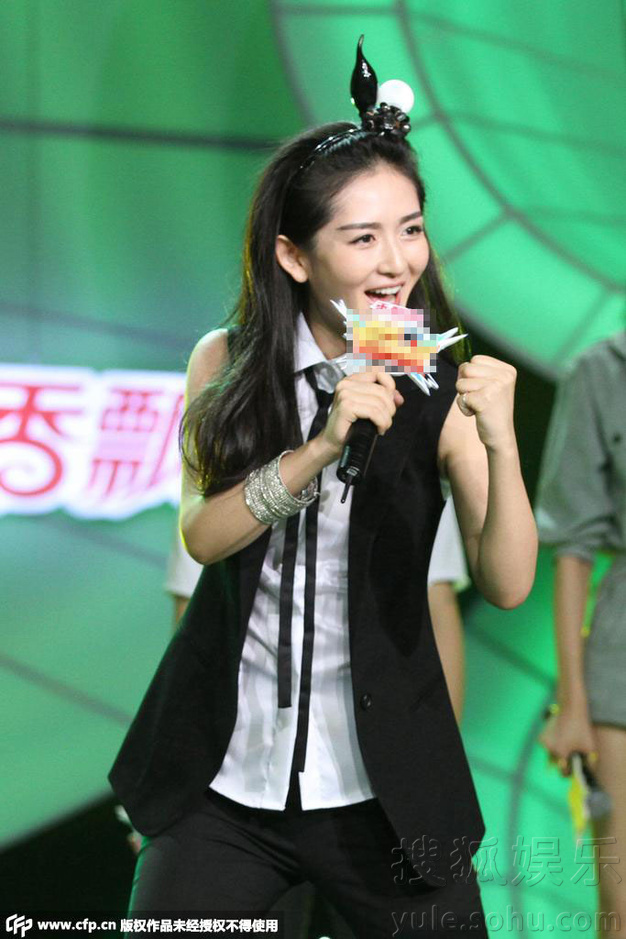 连老公都不放过!谢娜模仿张杰唱歌 表情逗比-娱