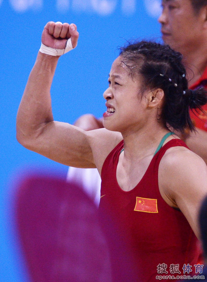 高清:女子摔跤48公斤级 解放军队选手李绘夺冠