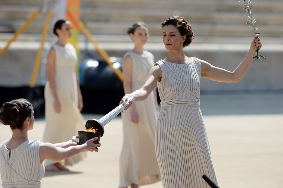 高清图:青奥会圣火在希腊采集 <em>女祭司</em>笑脸迷人