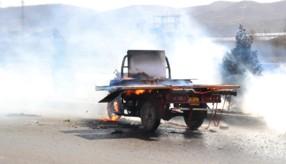 三轮摩托车行驶起火 油箱被烧毁未有伤亡-汽车