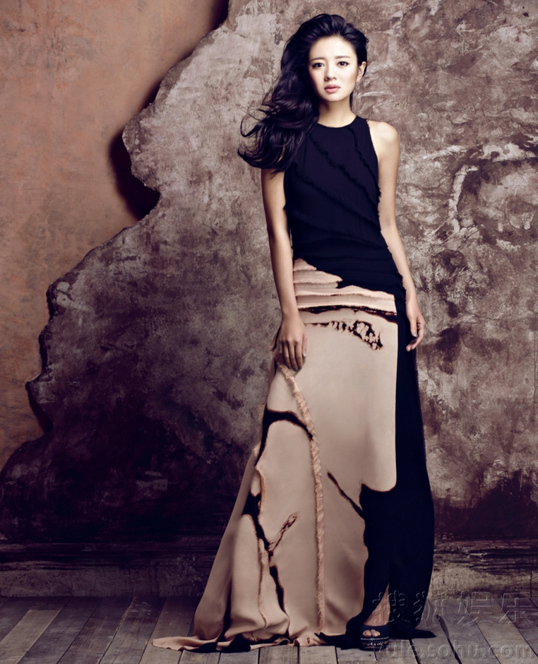 安以轩封面大片韵味十足 迷离眼神魅惑摄人(组