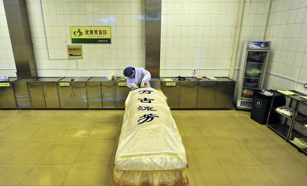 这就是在济南市殡仪馆工作27年,为遗体美容的入殓师董红的工作——用