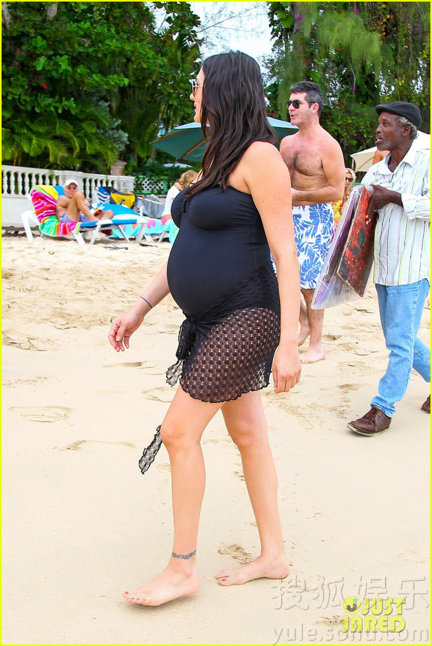 毒舌评委西蒙半裸漫步 怀孕女友肚大如箩6002