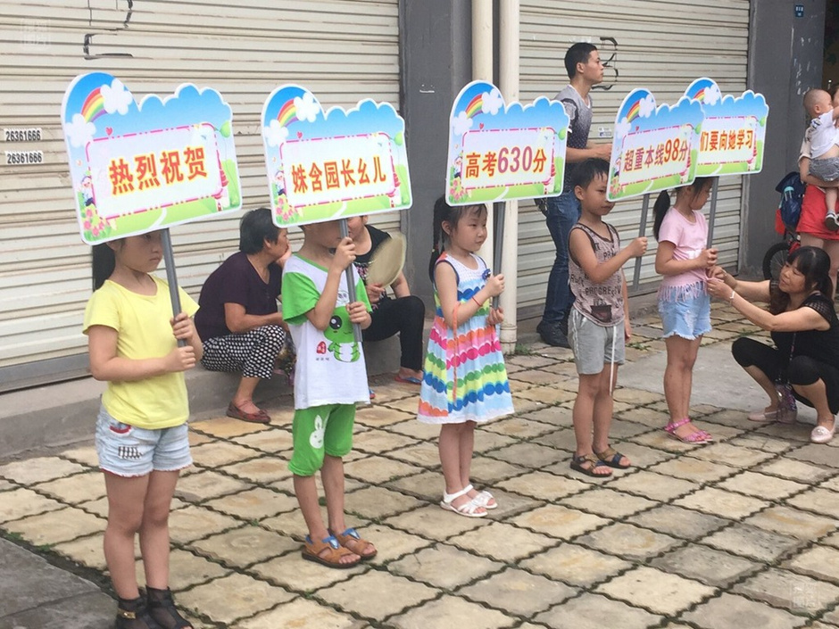觉得幼儿园园长想做宣传想疯了。家长说,下午4时34分他接完学生离开时,5名小朋友还举着牌子。其间,有个小朋友估计是站累了,还蹲了下去。随后,一名举牌小朋友的奶奶说,幼儿园之前并未告知,到了幼儿园才看到娃娃站在那里,园长才给我们说,当时也没反对,也没觉得有什么不好。
