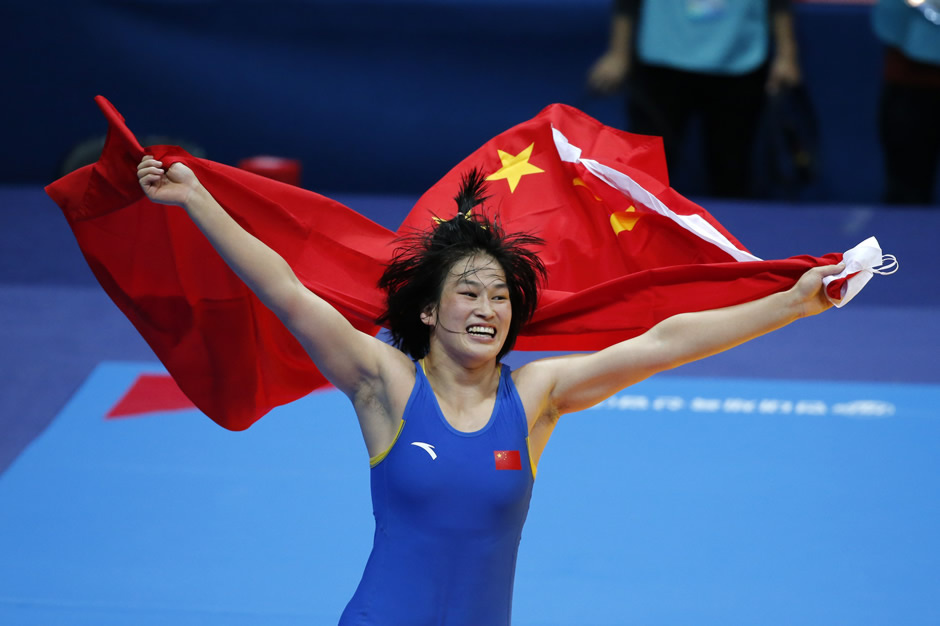 高清:<em>女子摔跤</em>75KG级周凤摘金 举国旗绕场奔