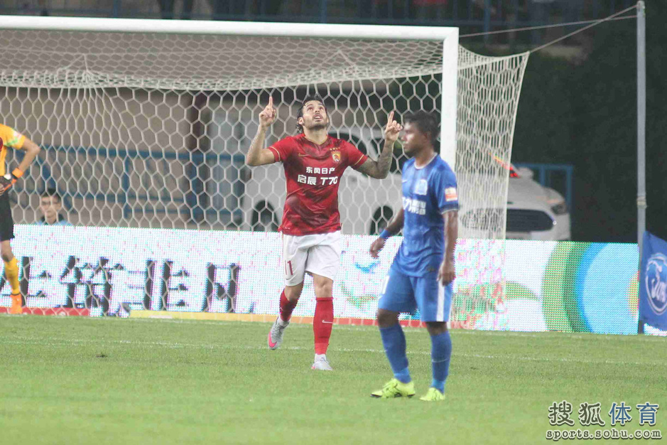 高清图:恒大2-1客胜富力 邹正贡献绝杀疯狂庆祝