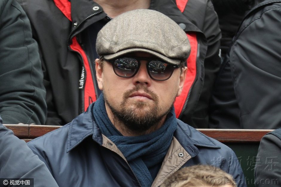 小李子戴贝雷帽看法网 单指抓痒萌态可掬8504