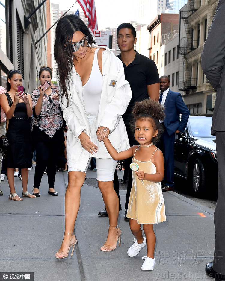 金卡戴珊白紧身衣秀身材 小西北见偷拍皱眉86