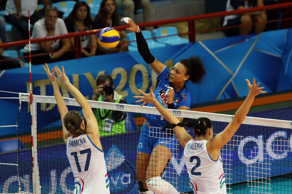 高清图:意大利老将激情狂野 迪乌夫与队友细聊