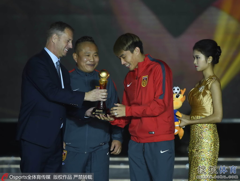 高清:中超颁奖礼星光璀璨 王大雷曾诚武磊登台