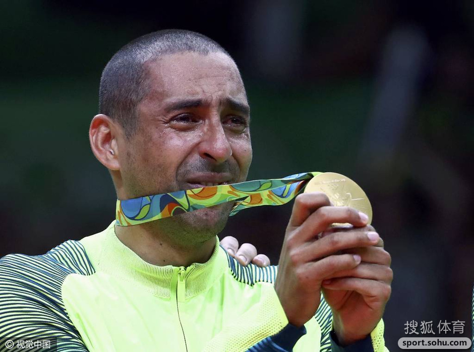 高清图:巴西男排勇夺奥运会冠军 众将喜极而泣